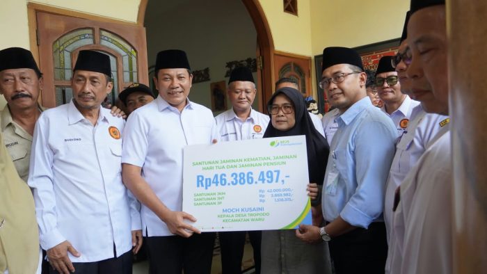 Takziah ke Keluarga Kades Tropodo, Bupati Subandi Serahkan Santunan Rp 46,3 Juta