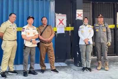 Satpol PP Segel Toko Mihol di Wonokromo, Jual Eceran dan Berada Dekat Pemukiman