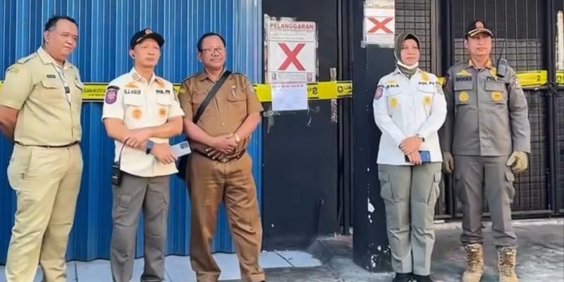Satpol PP Segel Toko Mihol di Wonokromo, Jual Eceran dan Berada Dekat Pemukiman
