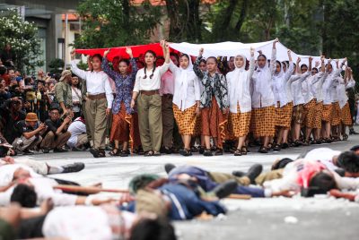 Wali Kota Eri Perankan Kolonel Sungkono di Parade Surabaya Juang 2026, Kisah Soegiarto Persebaya Turut Dihidupkan