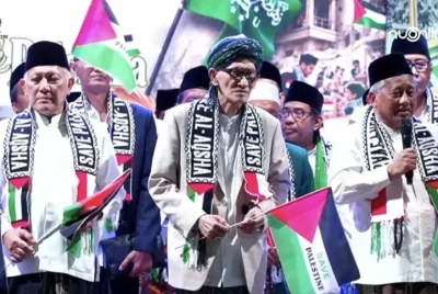 PBNU Kenakan Syal “Save Palestine” pada Puncak Hari Santri Nasional 2026 di Surabaya