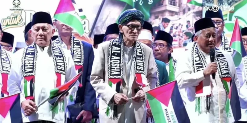 PBNU Kenakan Syal “Save Palestine” pada Puncak Hari Santri Nasional 2026 di Surabaya