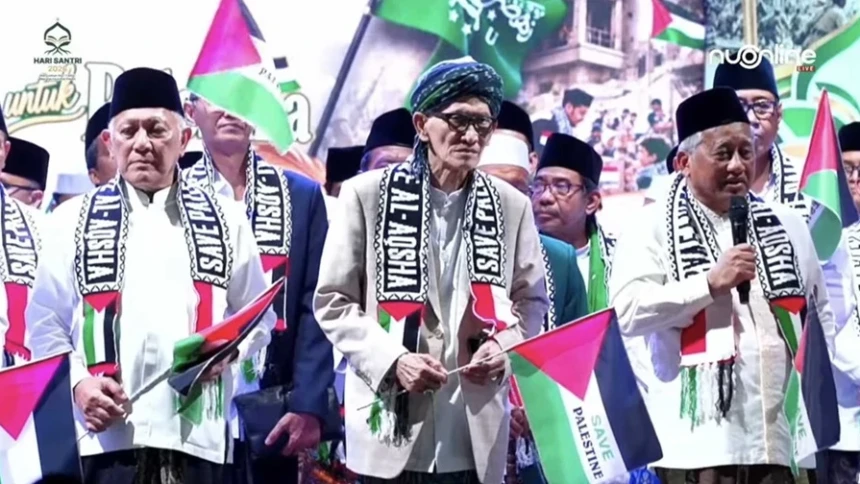 PBNU Kenakan Syal “Save Palestine” pada Puncak Hari Santri Nasional 2026 di Surabaya