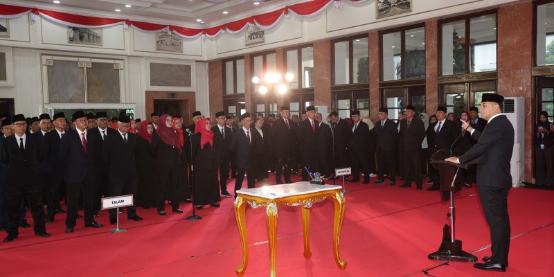 85 Pejabat Pemkot Surabaya Dilantik, Wali Kota Eri Minta Birokrasi Berani Tegakkan Aturan dan Turun ke Lapangan