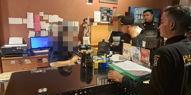 Satpol PP Surabaya Segel Toko Miras yang Langgar Ketentuan Perizinan